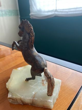 Statua cavallo su base in onice