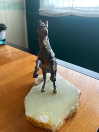Statua cavallo su base in onice