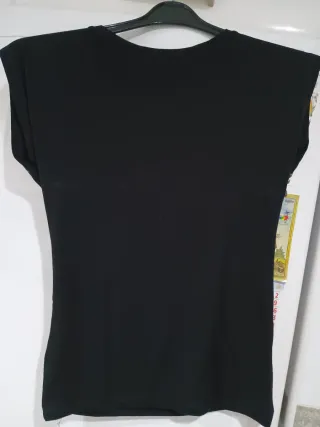 Camiseta Chanel Negra con Detalles plateados