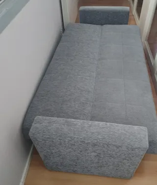 Sofá cama gris con arcón