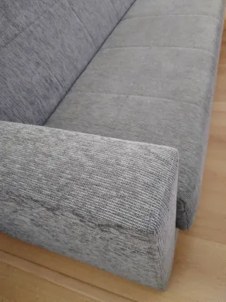 Sofá cama gris con arcón