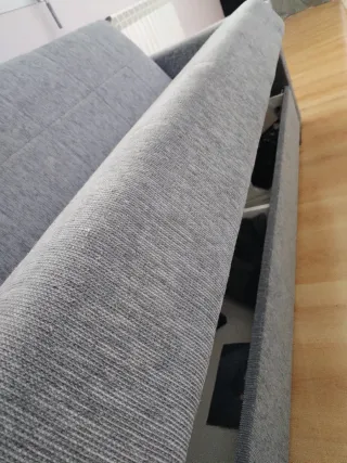 Sofá cama gris con arcón