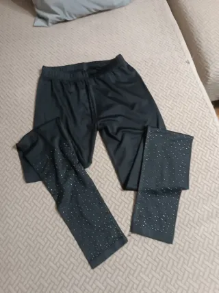 Mallas mujer negras con cadena dorada