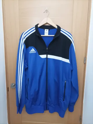 Chaqueta deportiva Adidas azul y negra