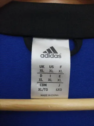 Chaqueta deportiva Adidas azul y negra