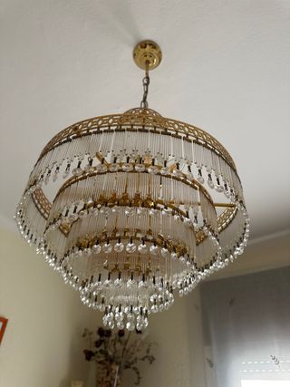 Lámpara de cristal de bohemiadorada y transparente