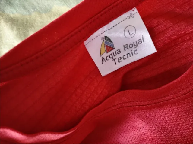 Conjunto UESC: Camiseta roja y pantalón negro