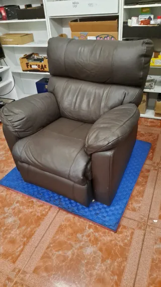 Sillón de piel marrón reclinable