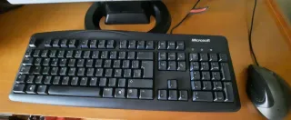 Monitor Hanns G, Teclado Microsoft y Ratón