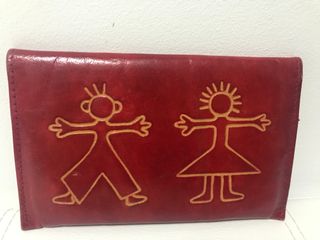 Cartera roja con figuras grabadas
