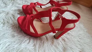 Zapatos de tacón rojos