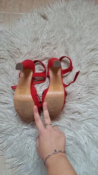 Zapatos de tacón rojos