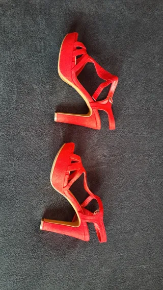 Zapatos de tacón rojos