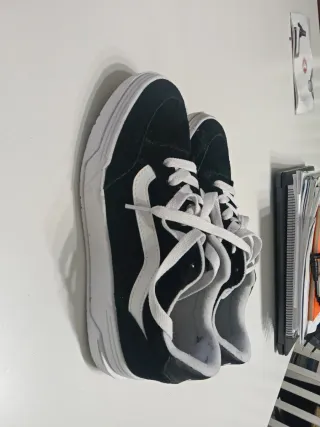 Zapatillas Vans Negras y Blancas