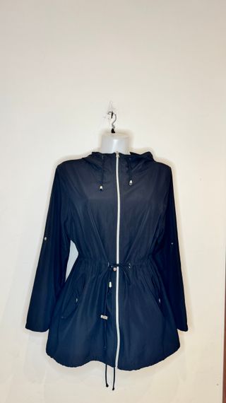 Chaqueta negra con capucha