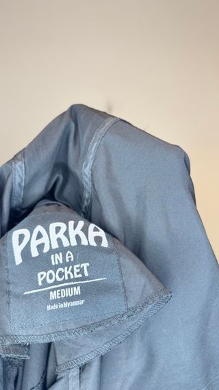 Chaqueta negra con capucha