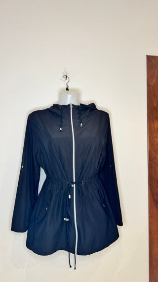 Chaqueta negra con capucha