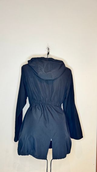 Chaqueta negra con capucha