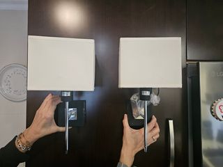 Lámpara de pared beige y negra