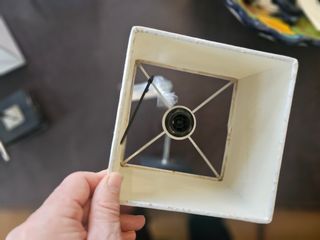 Lámpara de pared beige y negra