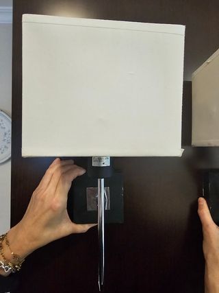 Lámpara de pared beige y negra