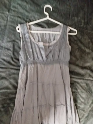 Vestido largo gris con vuelo