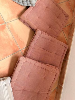 Cojines de suelo grises y rosas