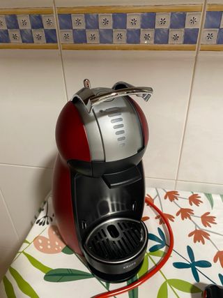 Cafetera Dolce Gusto Genio 2 de Krups Roja