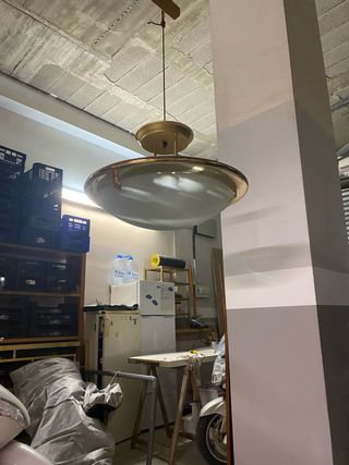 Lámpara de techo dorada y blanca