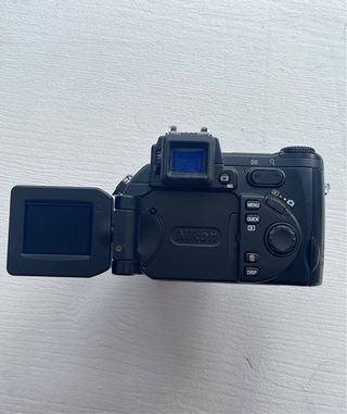 Cámara Nikon Coolpix 5700 (sin batería)