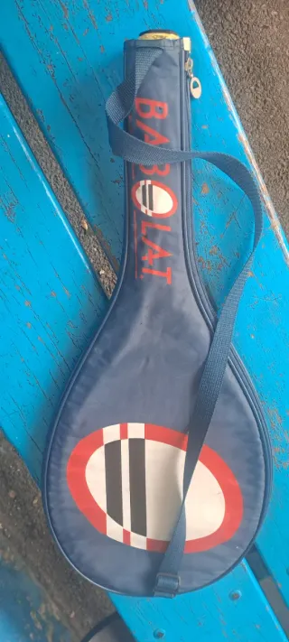 Raqueta de tenis azul y roja