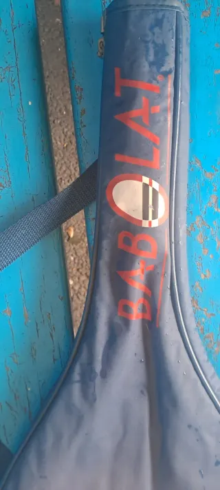 Raqueta de tenis azul y roja