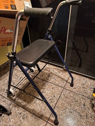 Andador con asiento y ruedas