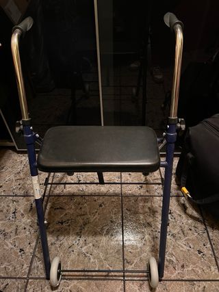 Andador con asiento y ruedas