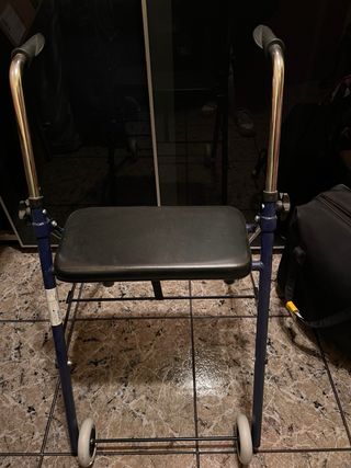 Andador con asiento y ruedas