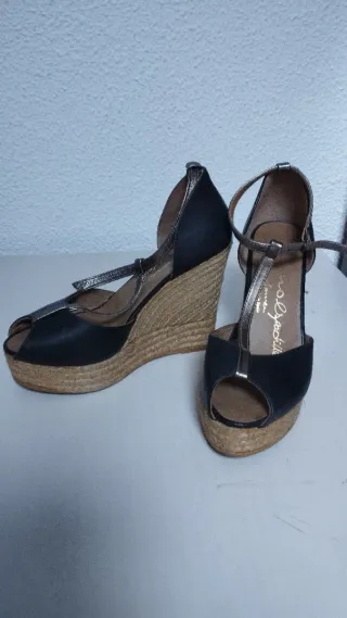 Zapatos de cuña negros y dorados