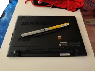 Ordenador portátil Lenovo negro.   PARA PIEZAS....