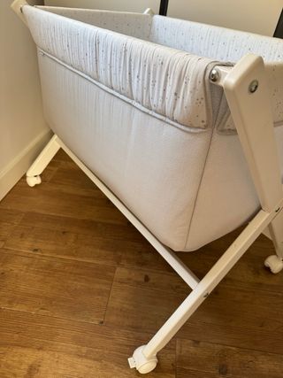Minicuna madera blanca y ropa tonos grises