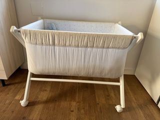 Minicuna madera blanca y ropa tonos grises