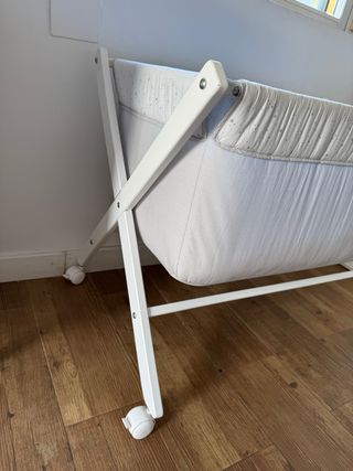 Minicuna madera blanca y ropa tonos grises