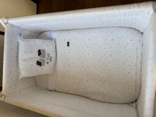 Minicuna madera blanca y ropa tonos grises