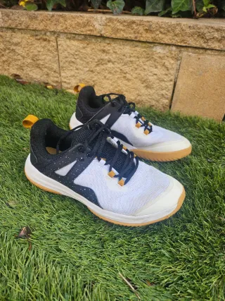Zapatillas deportivas negras y blancas