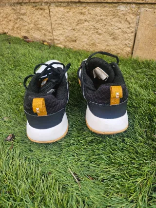 Zapatillas deportivas negras y blancas