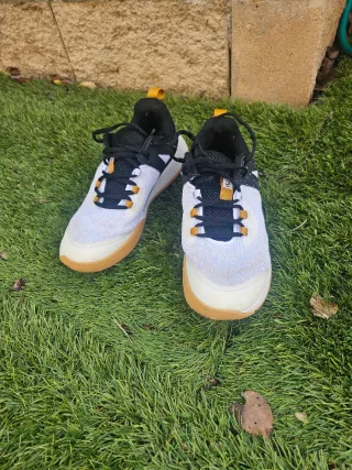 Zapatillas deportivas negras y blancas