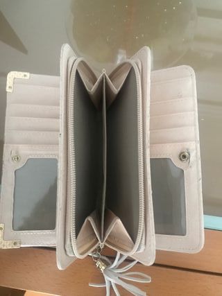 Cartera blanca acolchada con detalle de oso