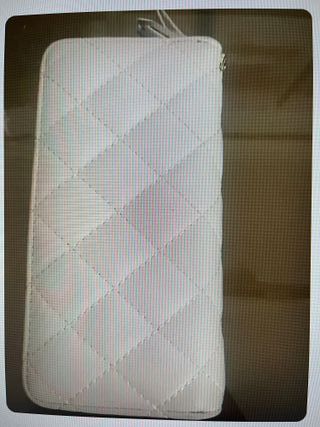 Cartera blanca acolchada con detalle de oso