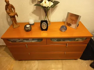 Cómoda de madera con cajones dos mesillas y espejo