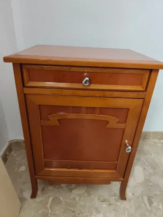 Mueble aparador y 2 mesitas antiguas de madera