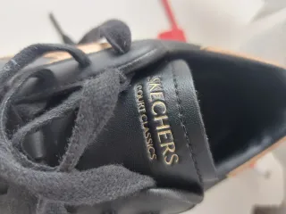 Zapatillas deportivas negras y doradas