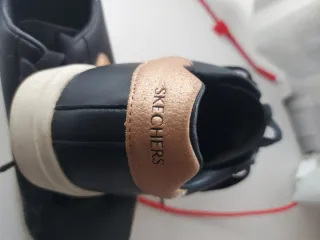 Zapatillas deportivas negras y doradas